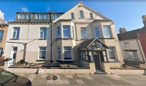 Redcar Hotel | OYO Tudor Lodge - Redcar Beach