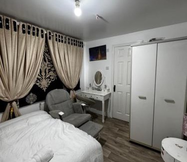 Farnworth Hotel | OYO Unique Guestroom - Farnworth, Easy Access to Bolton