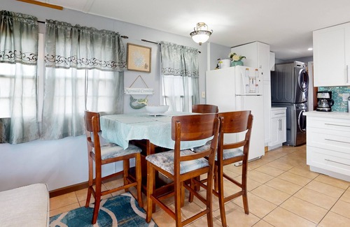 Port Isabel Casa | Oyster Drive Bungalow | House in Port Isabel with SpaceX Views!!