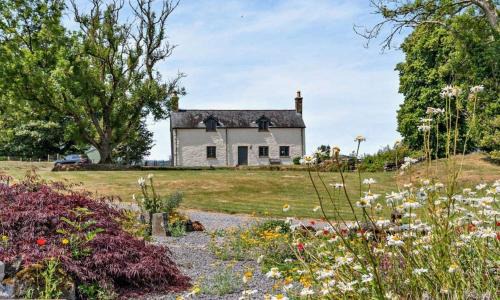 Llanybri Casa | Oysterlow - A beautiful country cottage with estuary views and enclosed garden