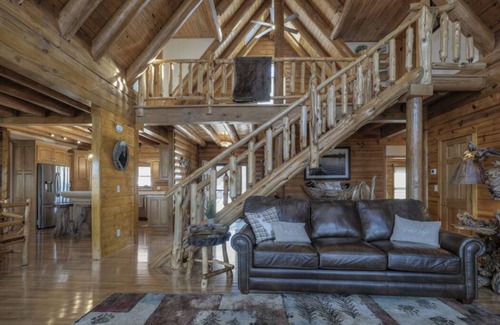 Eagle Rock Cabina | Ozark log cabin near Eureka Springs | Sleeps 32 | 4 boat slips | NO cleaning fee