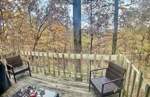Eureka Springs Cabina | Ozark Spring Cabin Rock Bluff 03 King Bed, Spa Tub