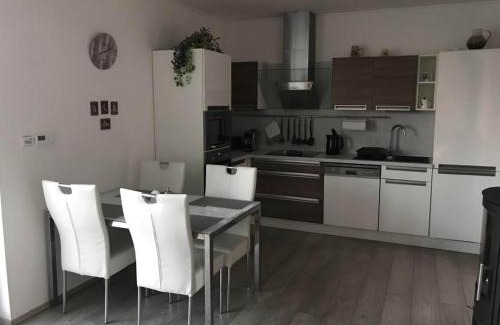 Krovi Apartamento | Příjemný apartmán Křoví v rodinném domku se sdíleným bazénem, terasou a zahradou