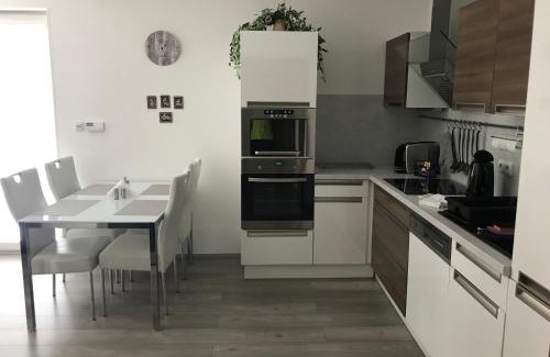 Krovi Apartamento | Příjemný apartmán Křoví v rodinném domku se sdíleným bazénem, terasou a zahradou
