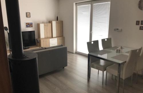 Krovi Apartamento | Příjemný apartmán Křoví v rodinném domku se sdíleným bazénem, terasou a zahradou