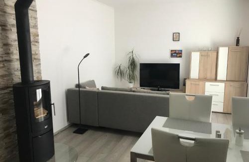Krovi Apartamento | Příjemný apartmán Křoví v rodinném domku se sdíleným bazénem, terasou a zahradou