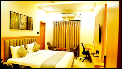 Indore Casa | P A R K Guest House ! Premium Rooms With Family Retreat