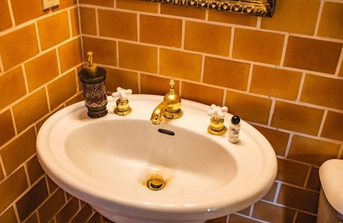 Elizabethtown Casa | P.T. Barnum Suite | Romantic Moonstone Manor B&B