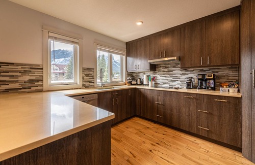 Teepee Town Casa | P1 - Private Hot Tub - 3 Bedroom Home - Mountain View