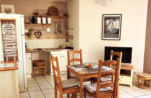 La Rochelle Agglomeration Apartamento | P2 Acogedor apartamento de una habitación con atractivo jardín y piscina, WIFI gratuito