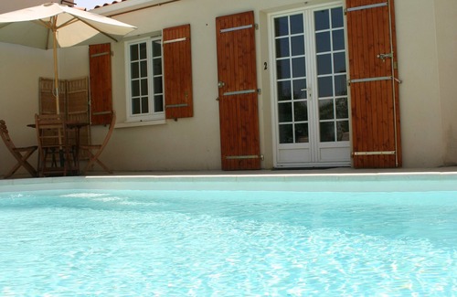 La Rochelle Agglomeration Apartamento | P2 Acogedor apartamento de una habitación con atractivo jardín y piscina, WIFI gratuito