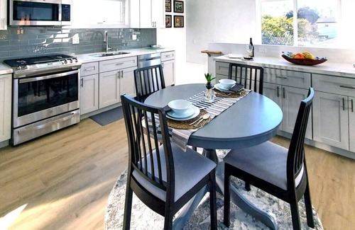 Crown Point Casa | PACIFIC BEACH - Entire Upscale Guesthouse - 1 block to the beach - own garage.