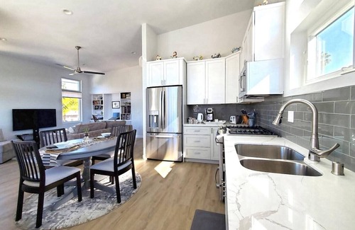 Crown Point Casa | PACIFIC BEACH - Entire Upscale Guesthouse - 1 block to the beach - own garage.