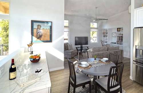 Crown Point Casa | PACIFIC BEACH - Entire Upscale Guesthouse - 1 block to the beach - own garage.