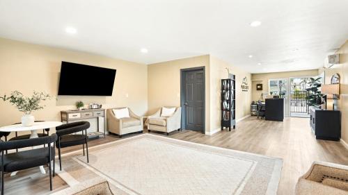 East Beach Hotel | Pacific Crest Hotel Santa Barbara