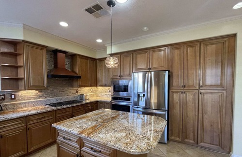 Santa Susana Casa | Pacific Dreams Simi Valley is a Distinguished 5 BR 2.5 BA that sleeps 8-10.