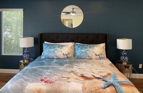 Santa Susana Casa | Pacific Dreams Simi Valley is a Distinguished 5 BR 2.5 BA that sleeps 8-10.