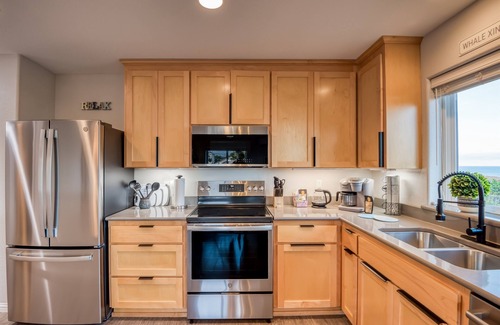 Lincoln City Casa | Pacific Peeks 2 - Oceanview Pet Friendly Retreat with EV Charging (fee)