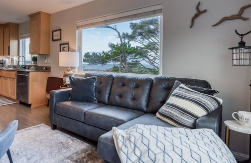 Lincoln City Casa | Pacific Peeks 2 - Oceanview Pet Friendly Retreat with EV Charging (fee)