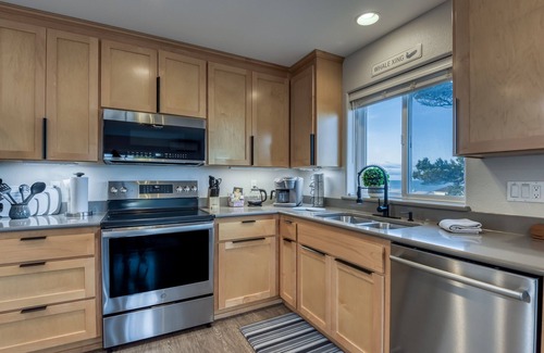 Lincoln City Casa | Pacific Peeks 2 - Oceanview Pet Friendly Retreat with EV Charging (fee)