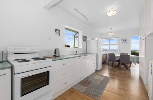 Waipu Casa | Pacific Views - Langs Beach Holiday Home