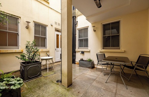 Paddington Apartamento | Paddington 4-Bed 8-Guest w/Patio Massive Apartment in Old Victorian Pub