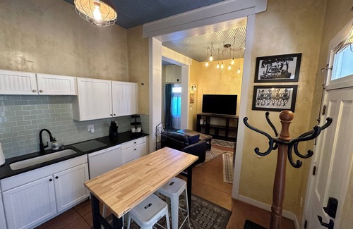 Albuquerque Casa | Painted Lady Bed & Brew