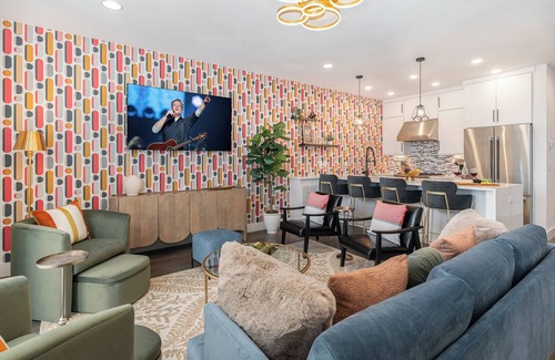 Katie Hill Neighborhood Cabaña | Painted Note - Rooftop Hot Tub - Mins to Broadway