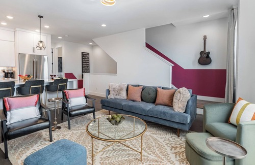 Katie Hill Neighborhood Cabaña | Painted Note - Rooftop Hot Tub - Mins to Broadway