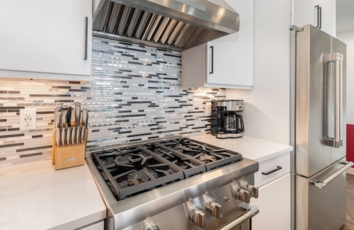 Katie Hill Neighborhood Cabaña | Painted Note - Rooftop Hot Tub - Mins to Broadway