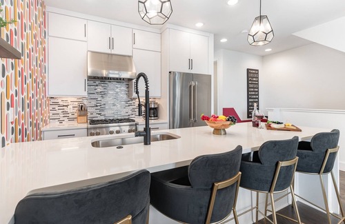 Katie Hill Neighborhood Cabaña | Painted Note - Rooftop Hot Tub - Mins to Broadway