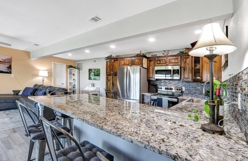 New Braunfels Casa | Painted Paradise Guest Suite | Romantic Hill Country Sunsets with a swimming poo
