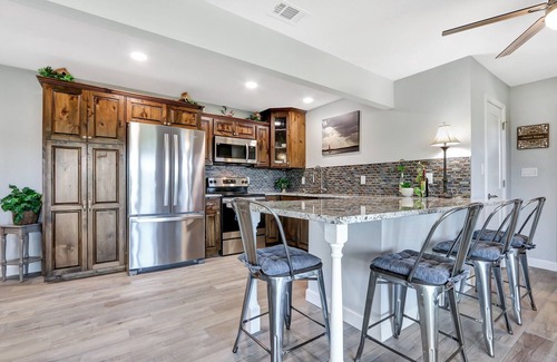 New Braunfels Casa | Painted Paradise Guest Suite | Romantic Hill Country Sunsets with a swimming poo