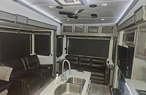 Palacios Casa | Minicasa-Premier-Baño Privado-Vista al Parque-Palacios Cozy RV