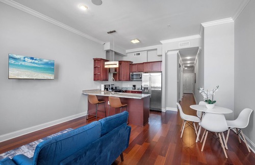 Olde Kensington Apartamento | Palatial 1BR w/ Rooftop Pool
