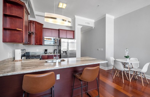Olde Kensington Apartamento | Palatial 1BR w/ Rooftop Pool