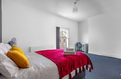 Northampton Casa | Palatial Six Bedroom Haven