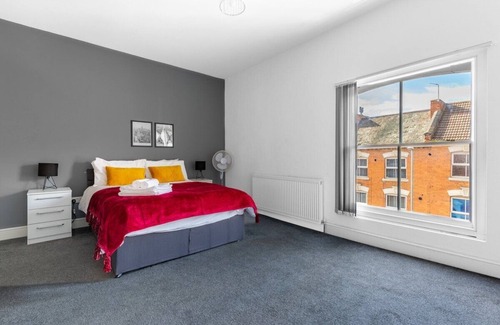 Northampton Casa | Palatial Six Bedroom Haven