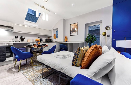 Barnes Casa | Palatial Style House Secs to Lovely River Walk
