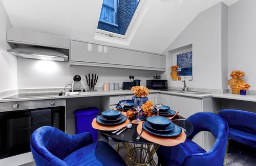 Barnes Casa | Palatial Style House Secs to Lovely River Walk