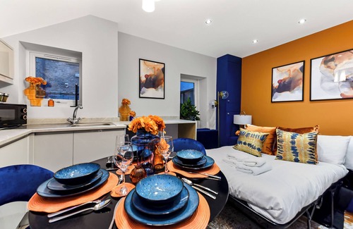 Barnes Casa | Palatial Style House Secs to Lovely River Walk
