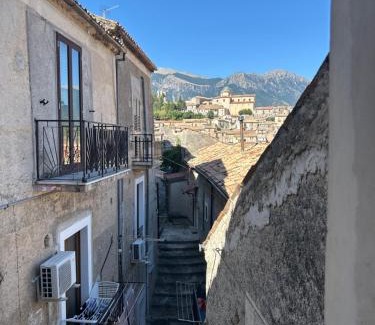 Morano Calabro Casa | Palazzo giallo