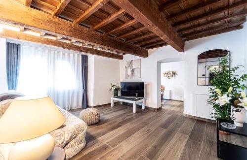 Santa Maria Novella Apartamento | PalazzoVilla historic building luxury suite