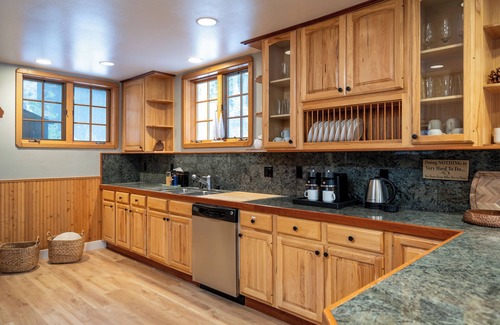 Olympic Valley Cabina | Palisades Getaway A/C Hot Tub Nature Views EV Chrg