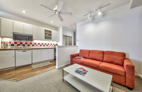 Olympic Valley Apartamento | Palisades Ski Condo: Ski-in/ski-out Studio w/ Hot Tubs and Pool