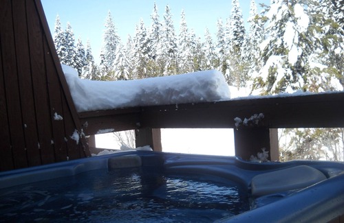 Lake Tahoe Condominio | 3BR de lujo recientemente remodelado con TINA CALIENTE en nuestra terraza, PISCINA de verano, Bicicleta al lago Tahoe