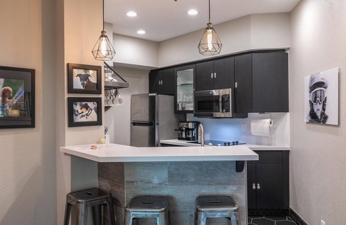 Olympic Valley Condominio | Palisades Tahoe Lodge: Newly Upgraded Ski-in/out 1 BR condo / full kitchen