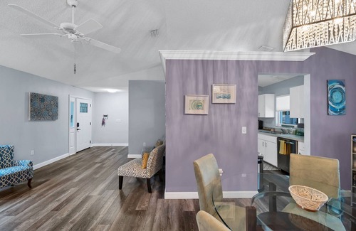Sarasota Casa | Palm Aire Golf Course home in Sarasota near Benderson Park, UTC and beaches.