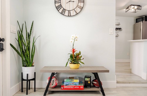 Southwest Cabaña | Palm Beach Charm - Hot Tub, Bikes & More! Completely Renovated!