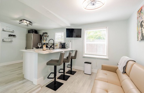 Southwest Cabaña | Palm Beach Charm - Hot Tub, Bikes & More! Completely Renovated!